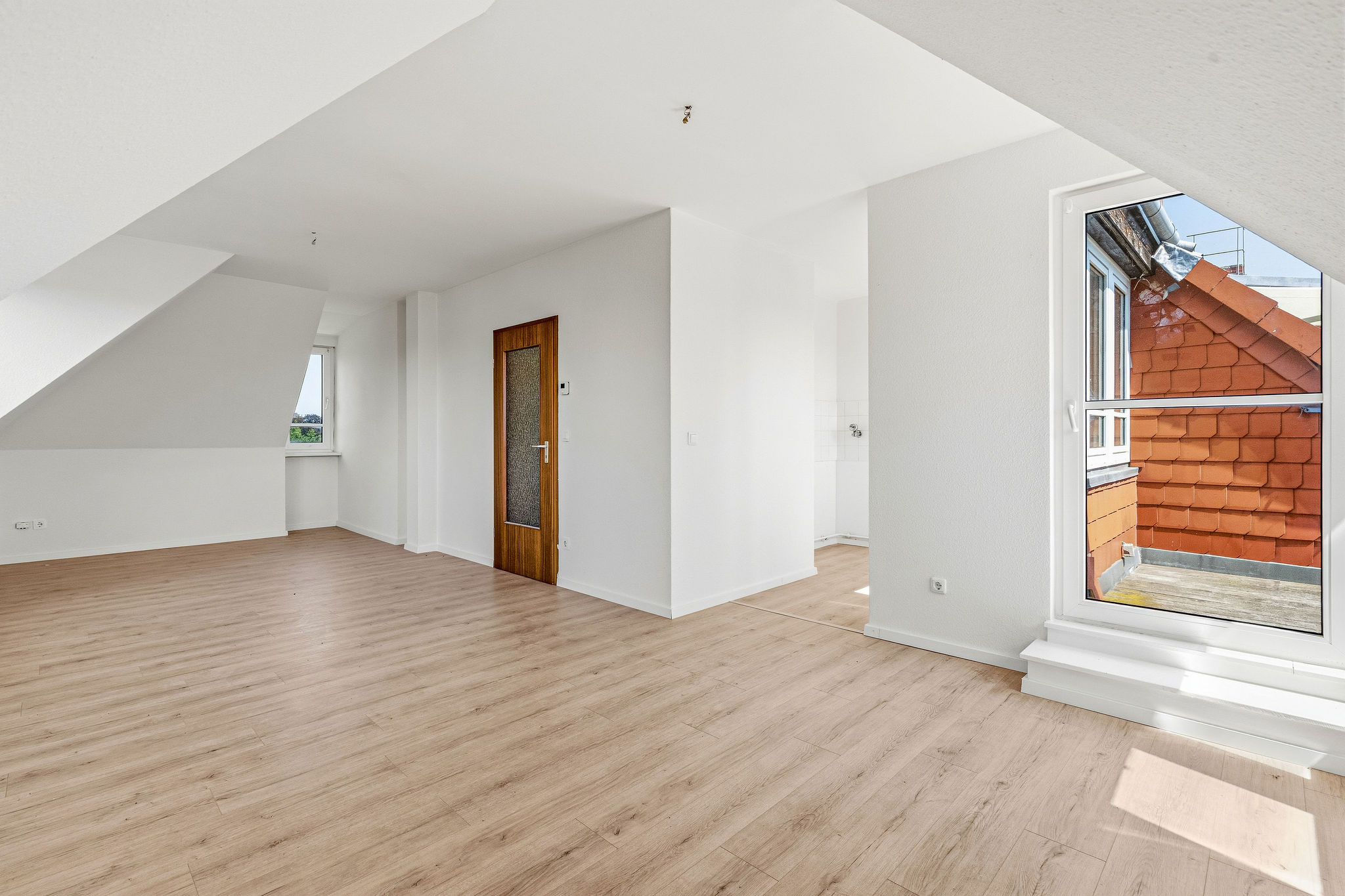 Wohnraum mit Schrägdecke im Dachgeschoss