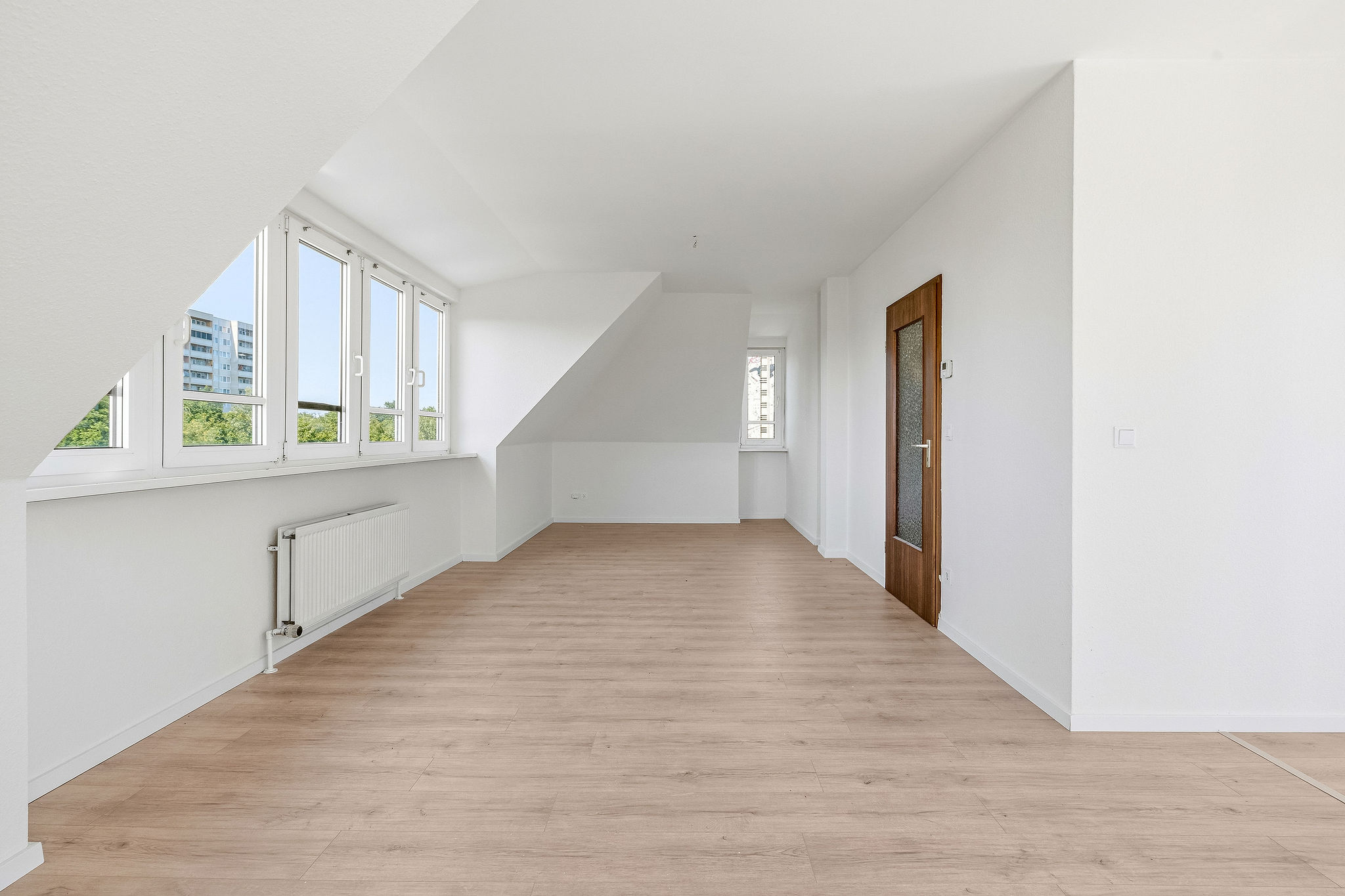 Heller Wohnraum der Dachgeschosswohnung Bernauer Str. 121