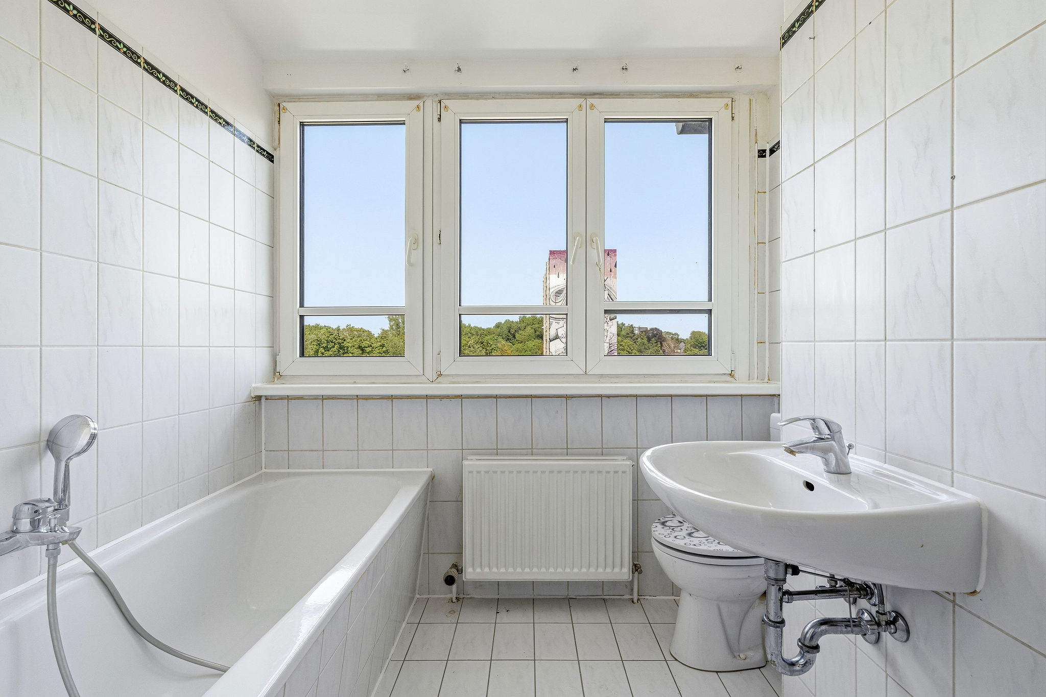 Badezimmer mit Badewanne und Tageslicht