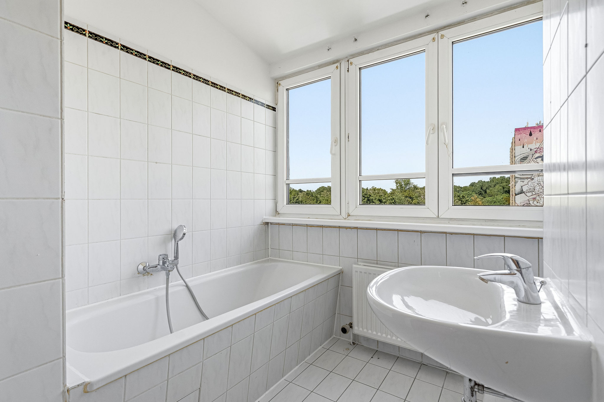 Helles weißes Badezimmer mit Badewanne
